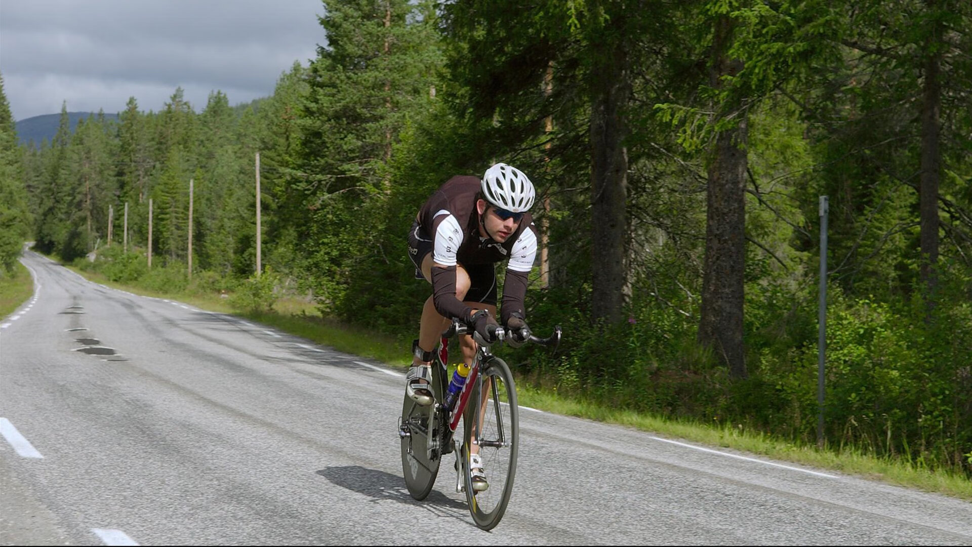 国足长传与短传比赛控制能力对比,足球长传球视频