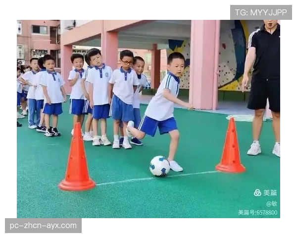 球迷带孩子来看球：传承从娃娃抓起，球星看儿子打球